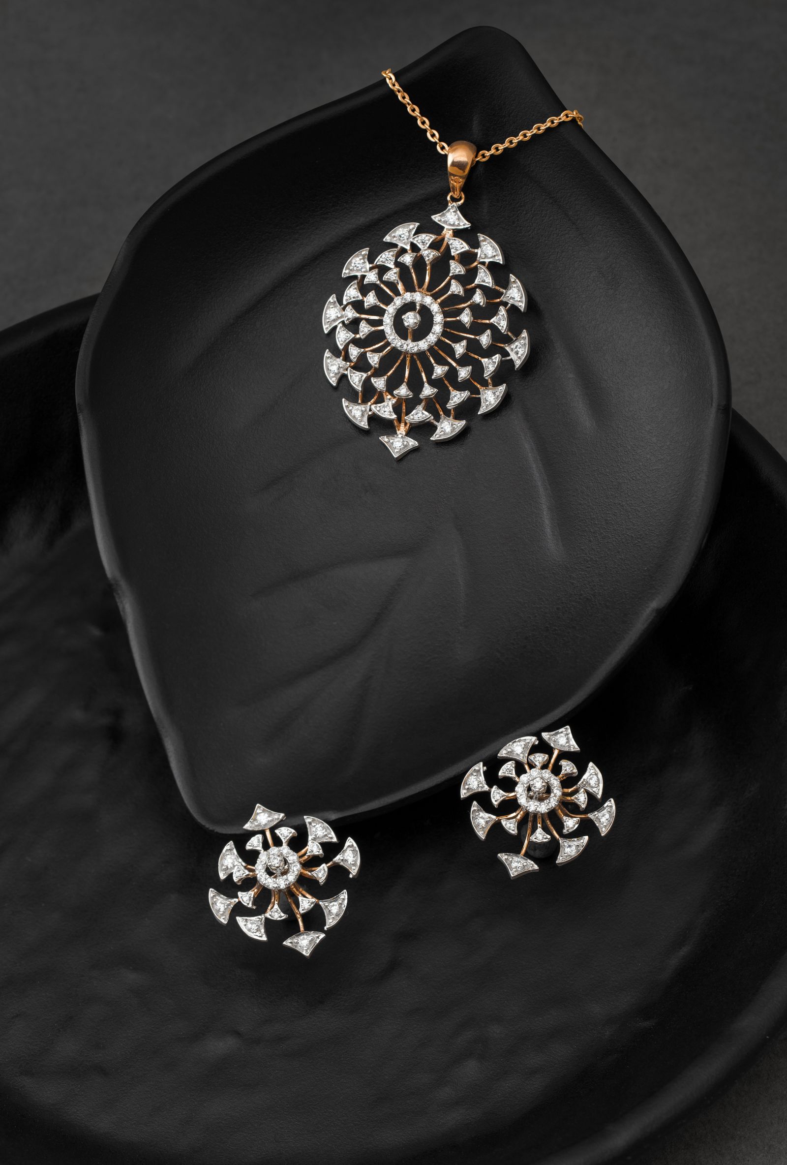 Gold and diamond jewellery set with pendant and earrings